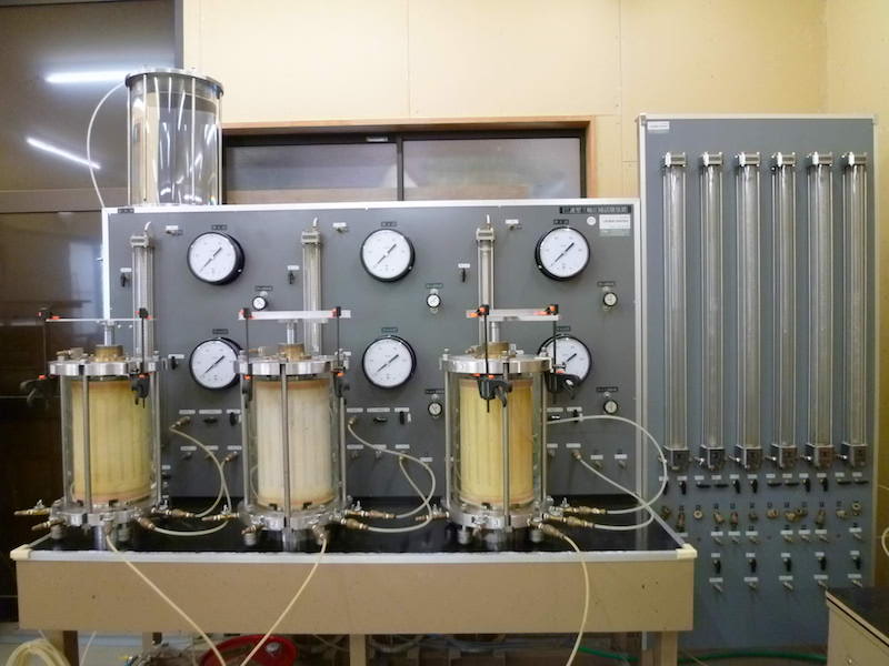 三軸圧縮試験機